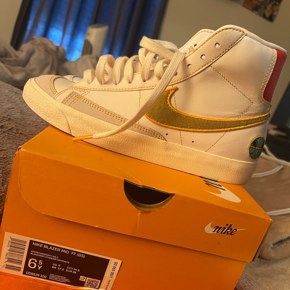 Nike Blazer '77 Vintage Mid Roswell Rayguns Athletic
Sneakers Shoes